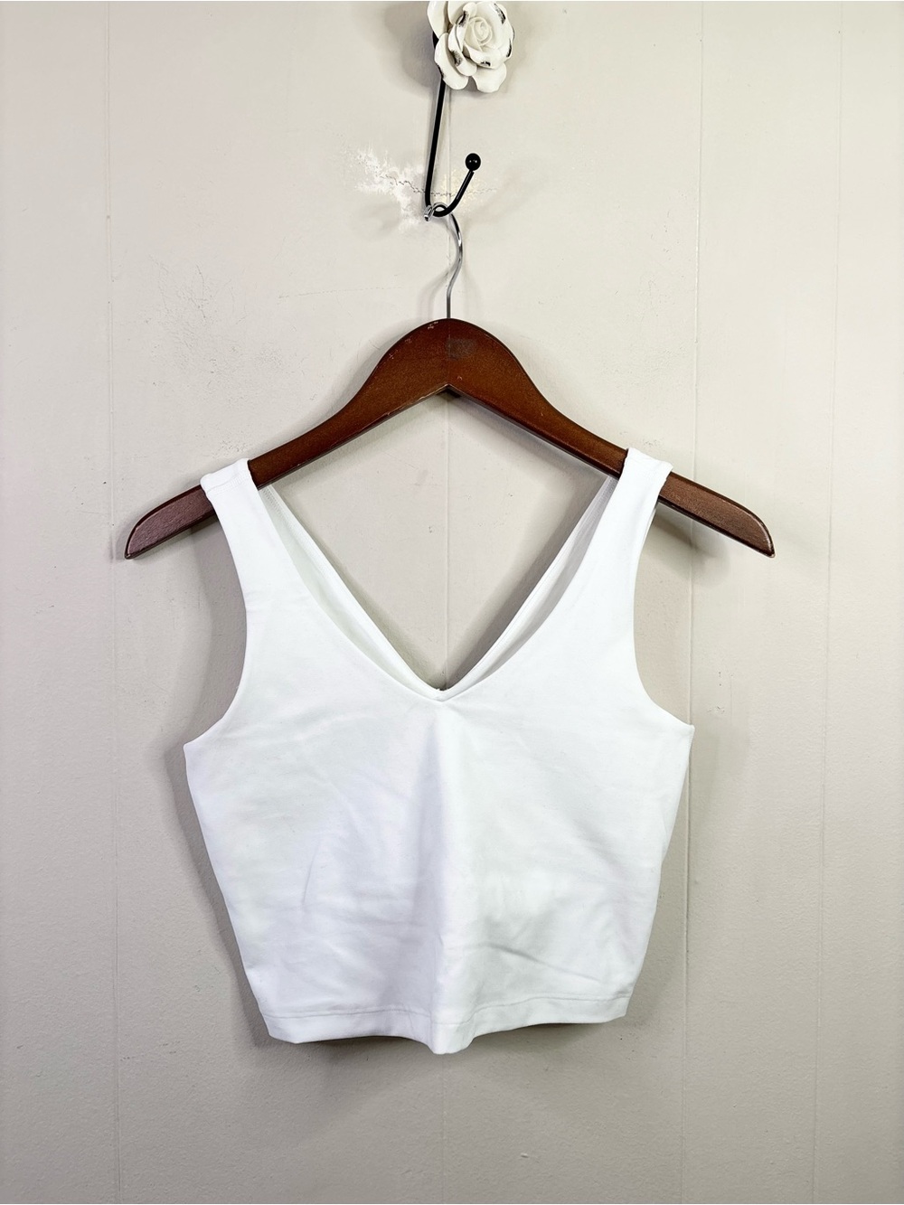 Beyond Yoga white v neck crop tank bra lounge yoga size M soft shelf bra